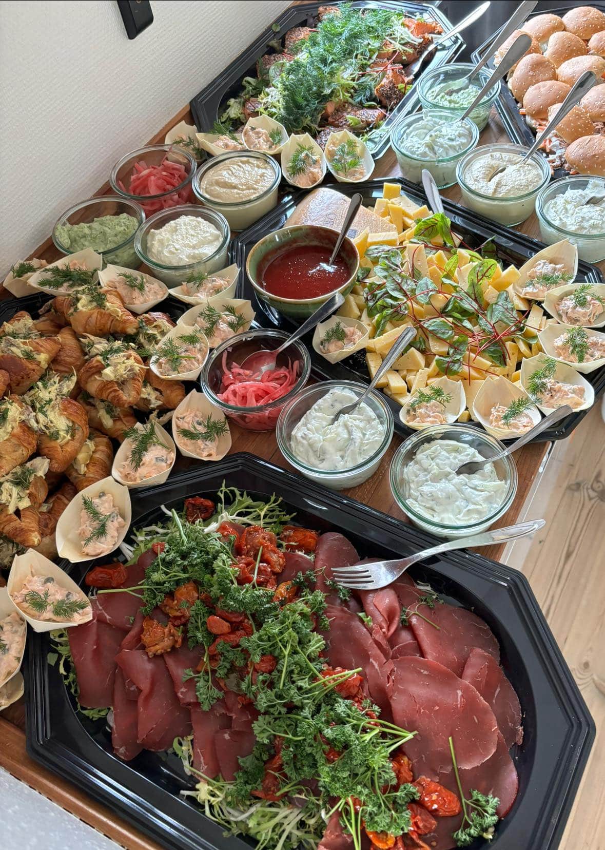 Et bord med mad fra Guldbrandt Cater